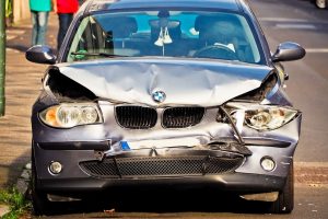 BMW serie 1 con daños frontales tras accidente, caso de pérdida total peritado en Murcia