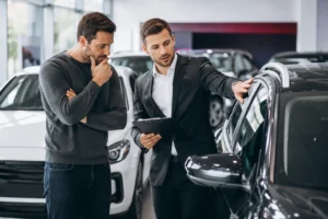 Inspección precompra de un coche de segunda mano en un concesionario antes de la compra en Murcia.