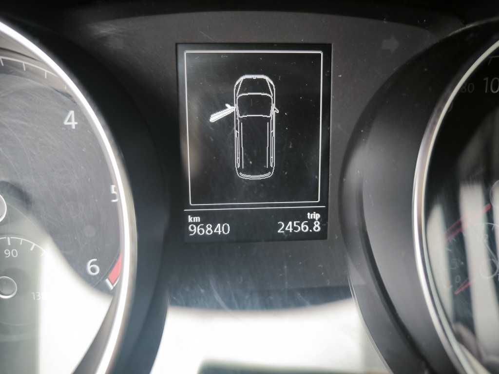 Volkswagen Touran con 96.840 kilometros mostrados durante la inspeccion pericial.