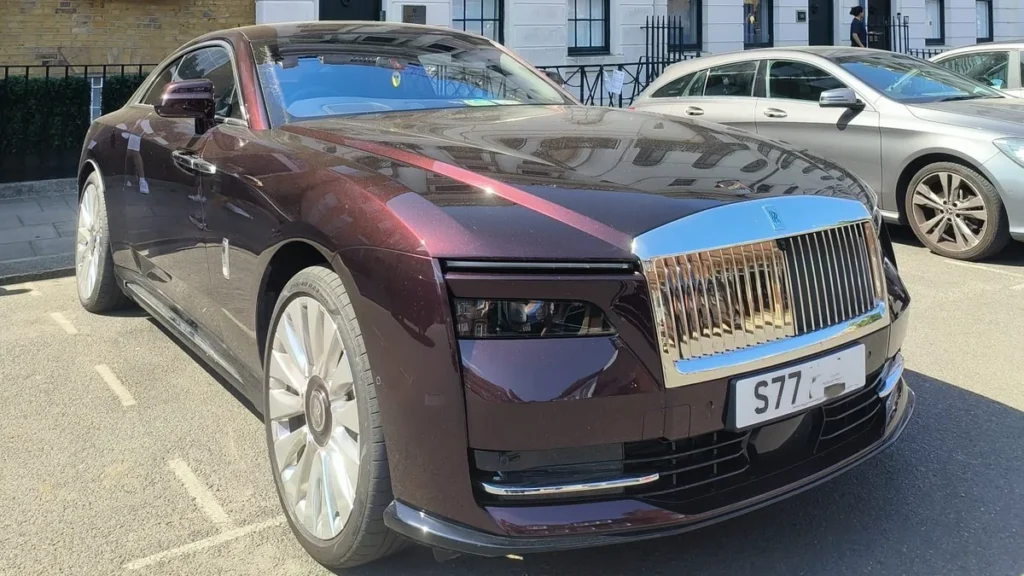 Rolls-Royce Spectre electrico fotografiado en Inglaterra