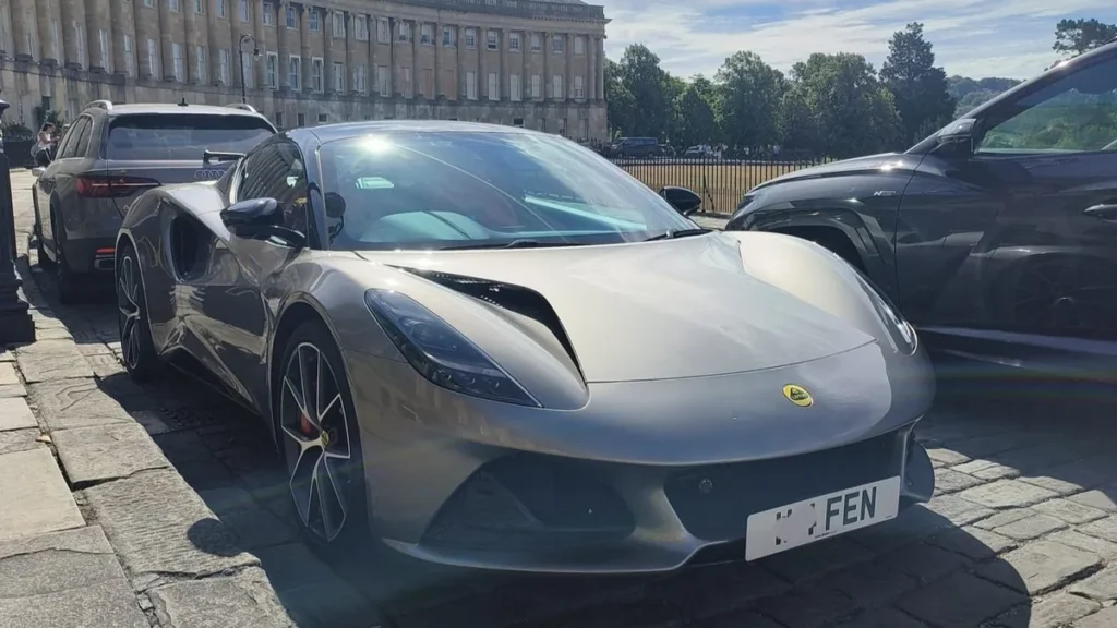 Lotus Emira fotografiado durante un viaje por Inglaterra