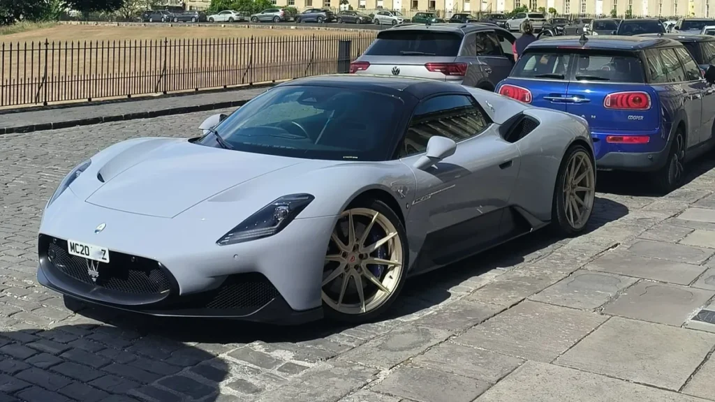 Maserati MC20 Cielo fotografiado durante un viaje por Inglaterra