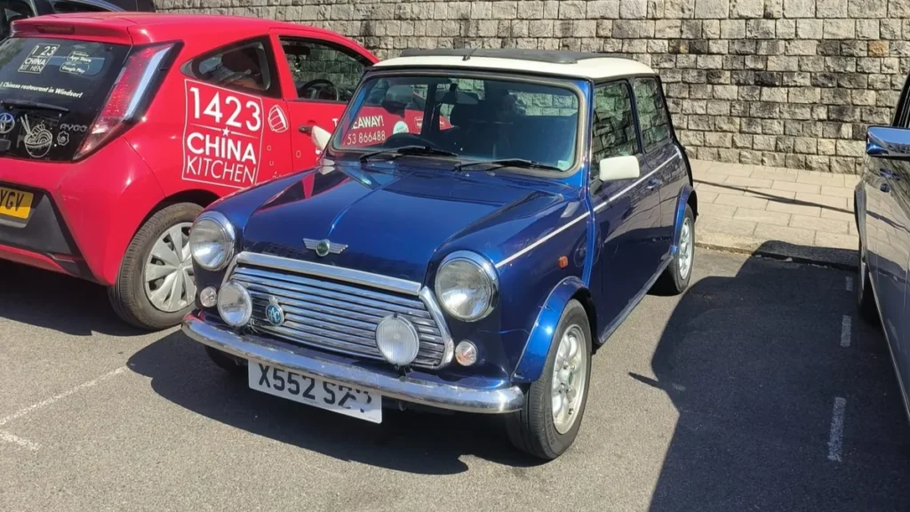 Mini clasico britanico fotografiado durante un viaje por Inglaterra