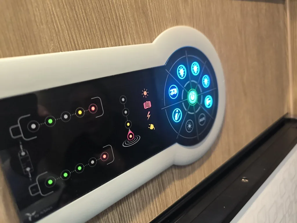Panel de control electrico de una autocaravana de segunda mano